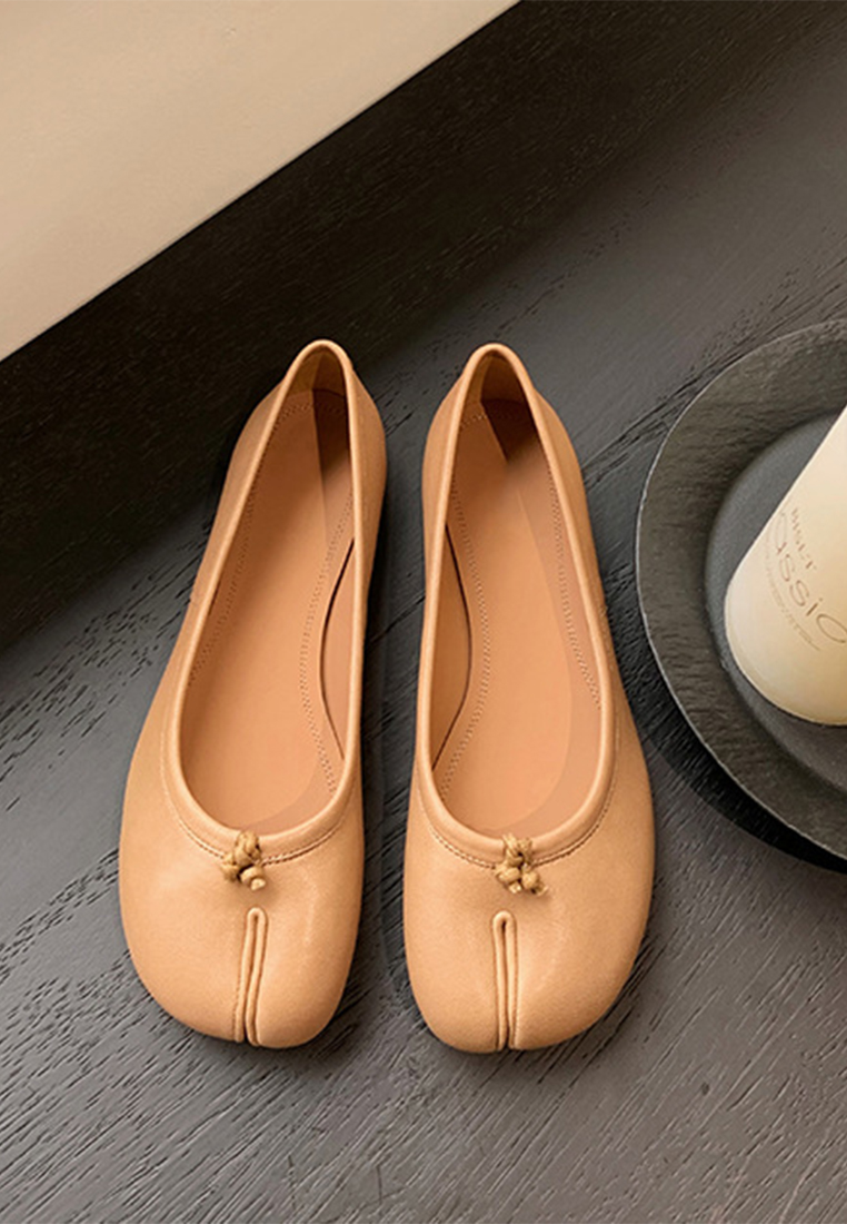 Super soft leather split-toe slip-on loafers CA225042235BW