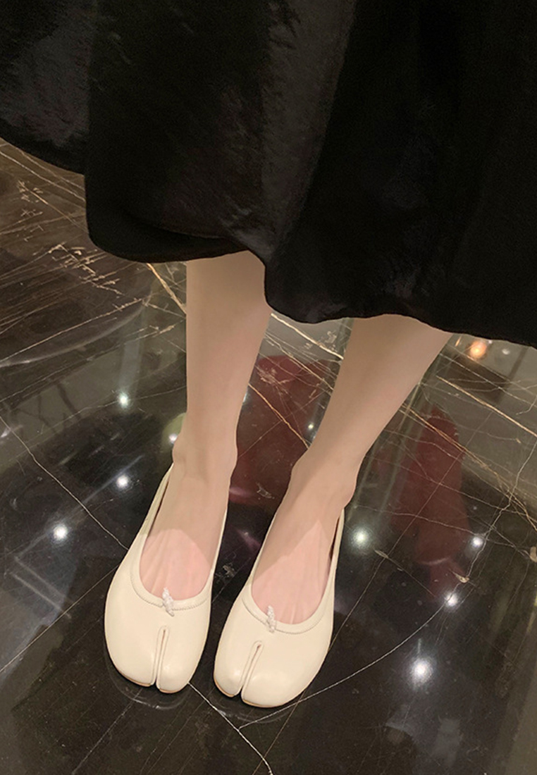 Super soft leather split-toe slip-on loafers CA225042235BW