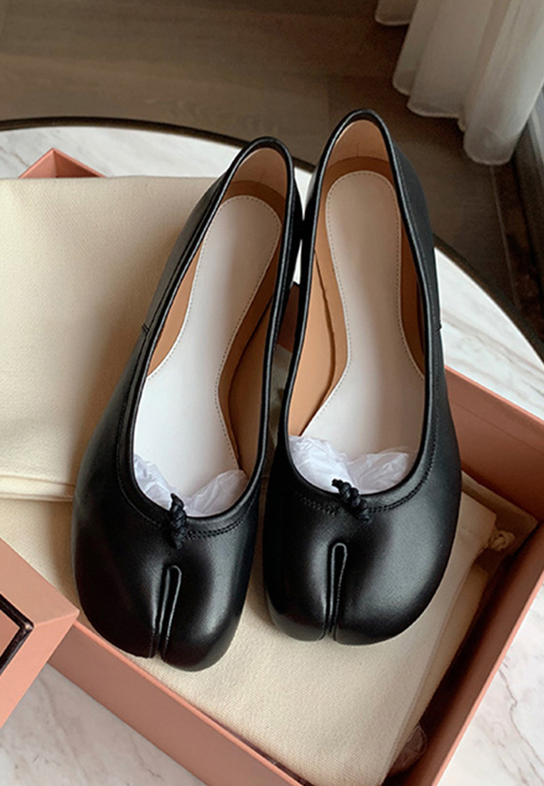 Super soft leather split-toe slip-on loafers CA225042235BW