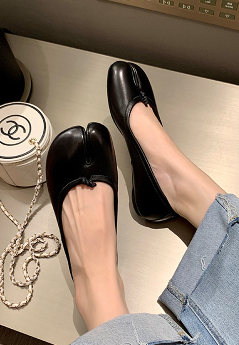 Super soft leather split-toe slip-on loafers CA225042235BW