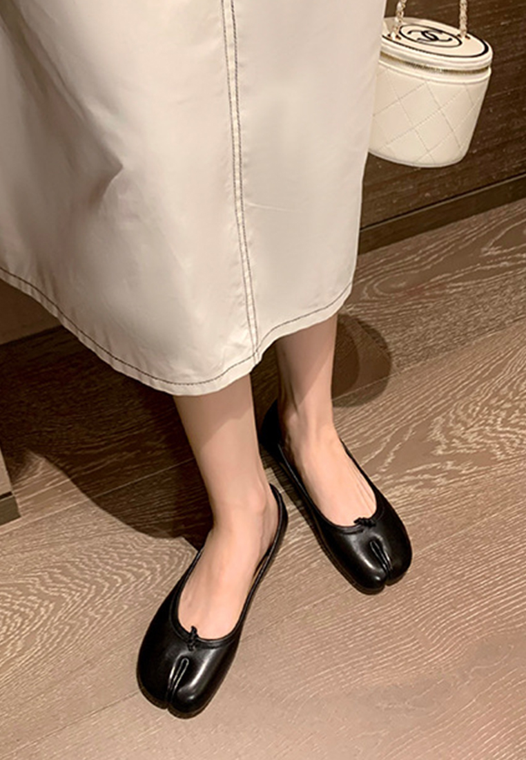 Super soft leather split-toe slip-on loafers CA225042235BW