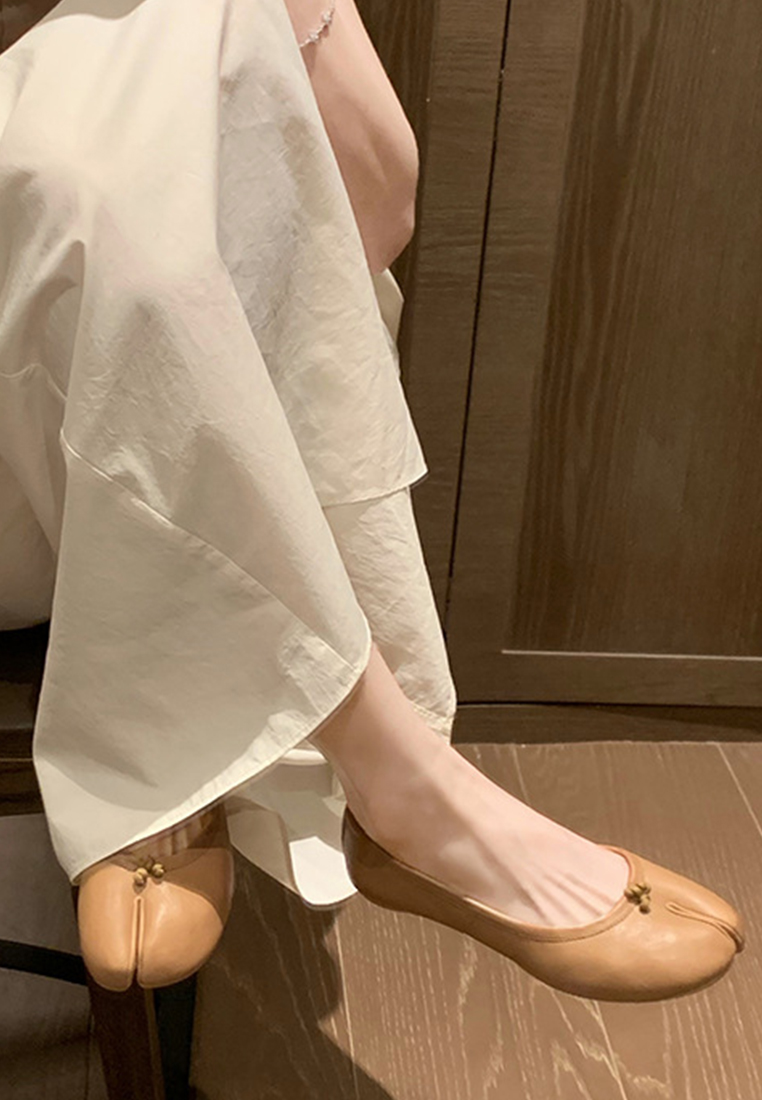 Super soft leather split-toe slip-on loafers CA225042235BW