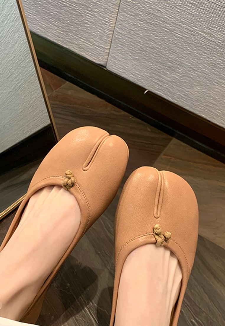 Super soft leather split-toe slip-on loafers CA225042235BW