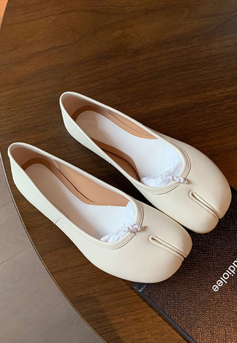 Super soft leather split-toe slip-on loafers CA225042235BW