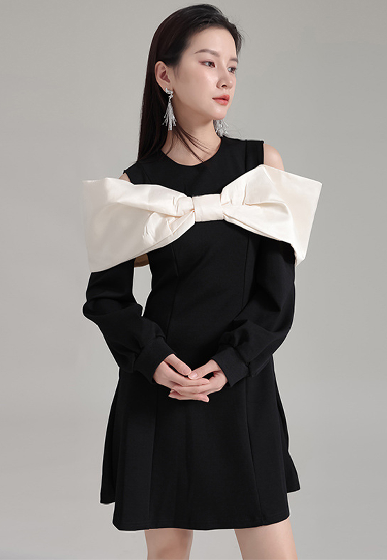 Fashionable and elegant off-shoulder bow color block dress A1218134
