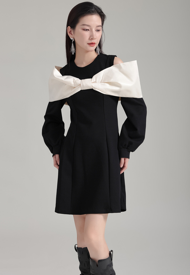 Fashionable and elegant off-shoulder bow color block dress A1218134
