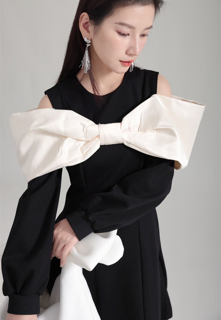 Fashionable and elegant off-shoulder bow color block dress A1218134