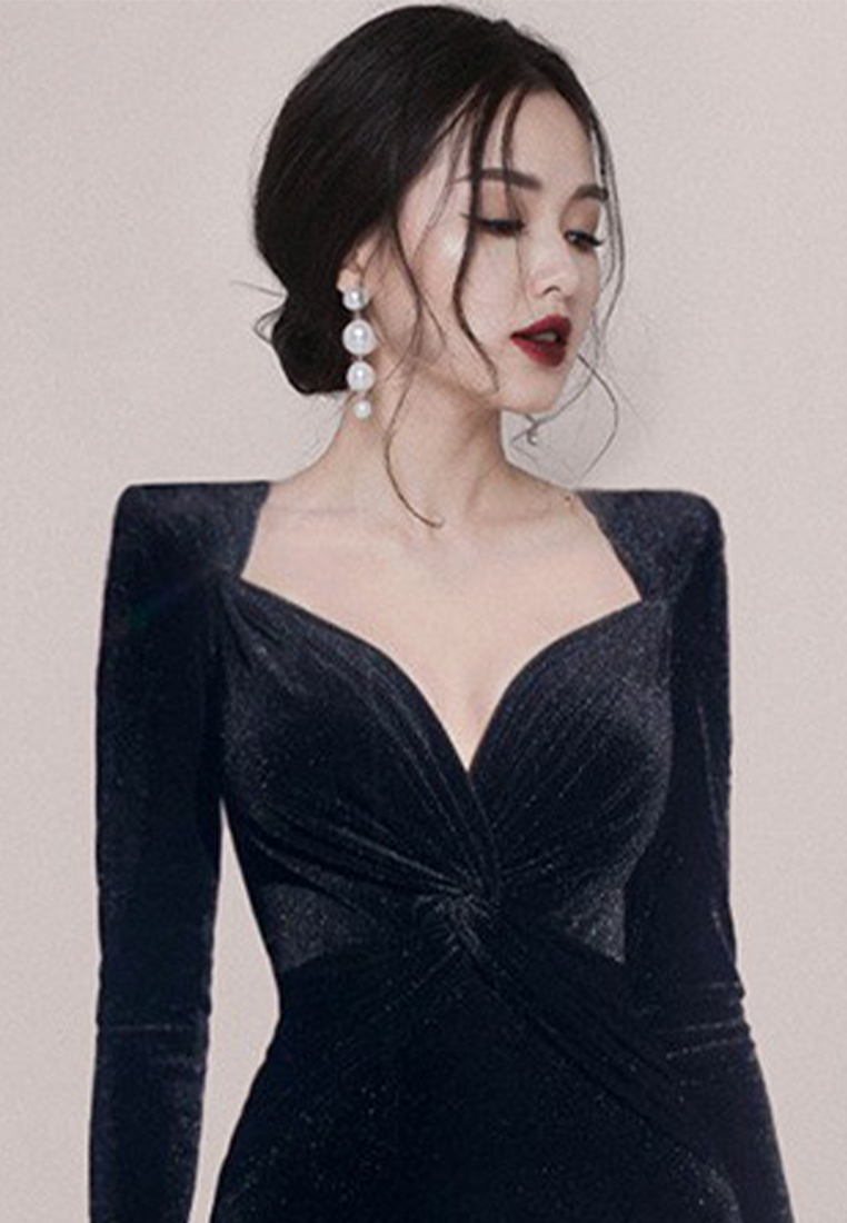 2024 Hepburn style v-neck velvet dress womens autumn new fashion dress A121870PU