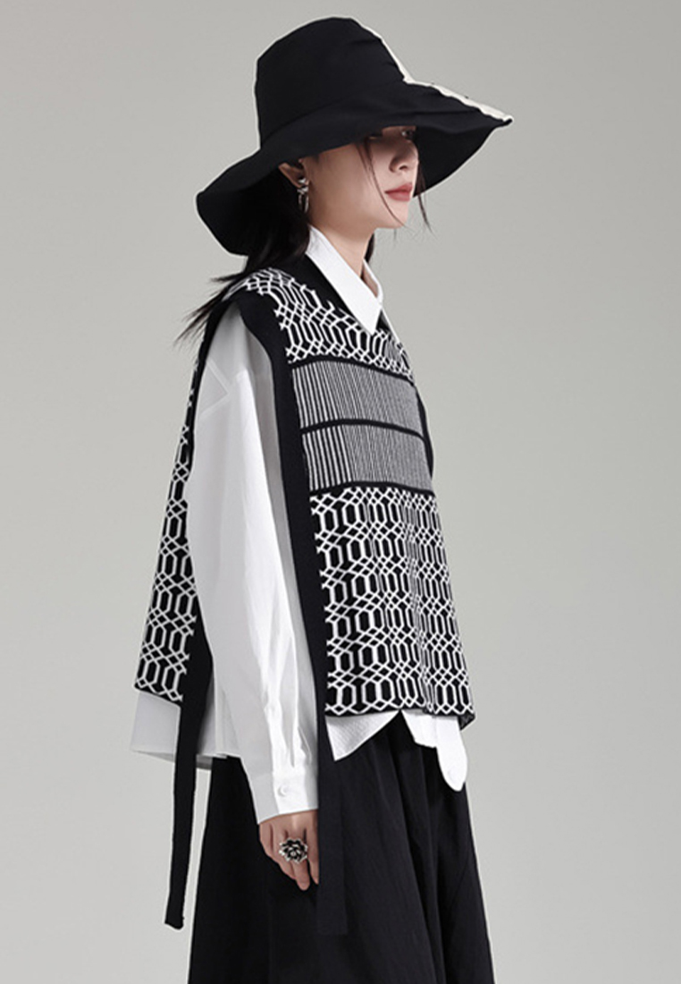 Retro Chinese black and white striped knitted waistcoat A121884