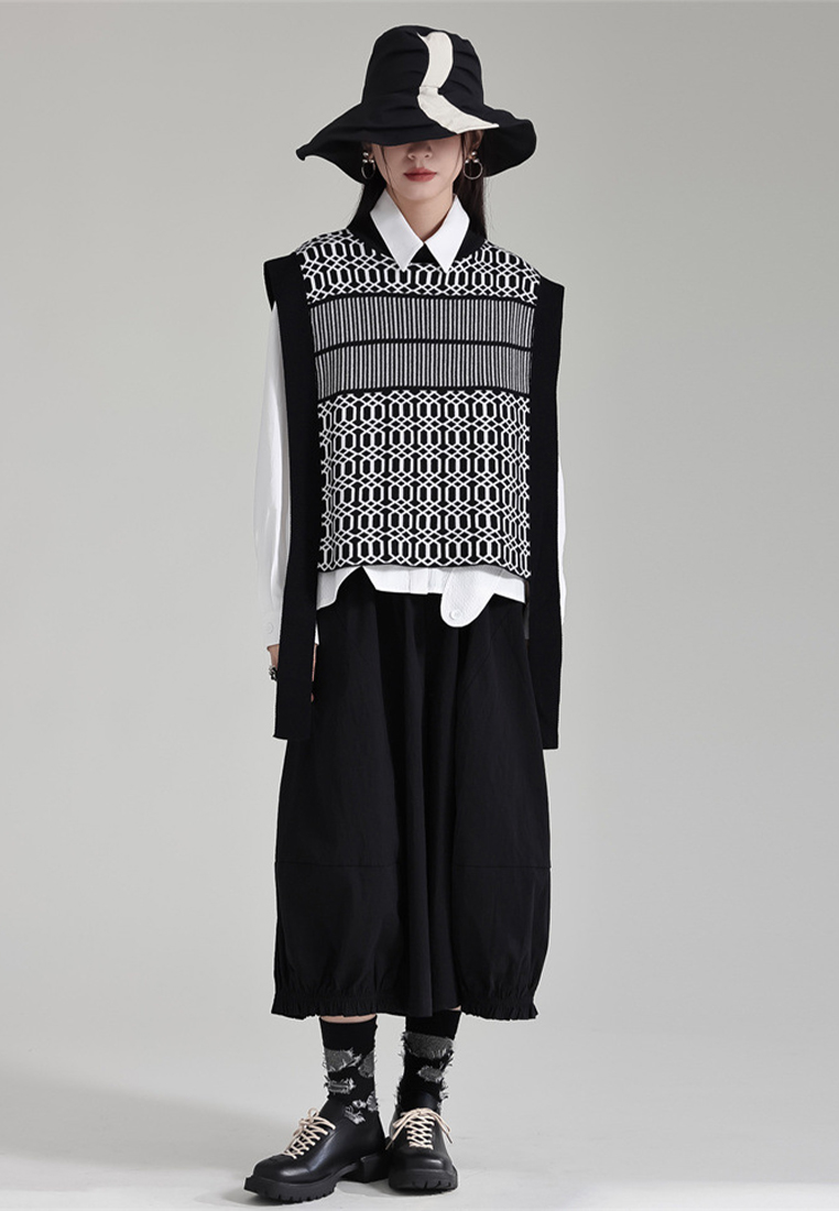 Retro Chinese black and white striped knitted waistcoat A121884