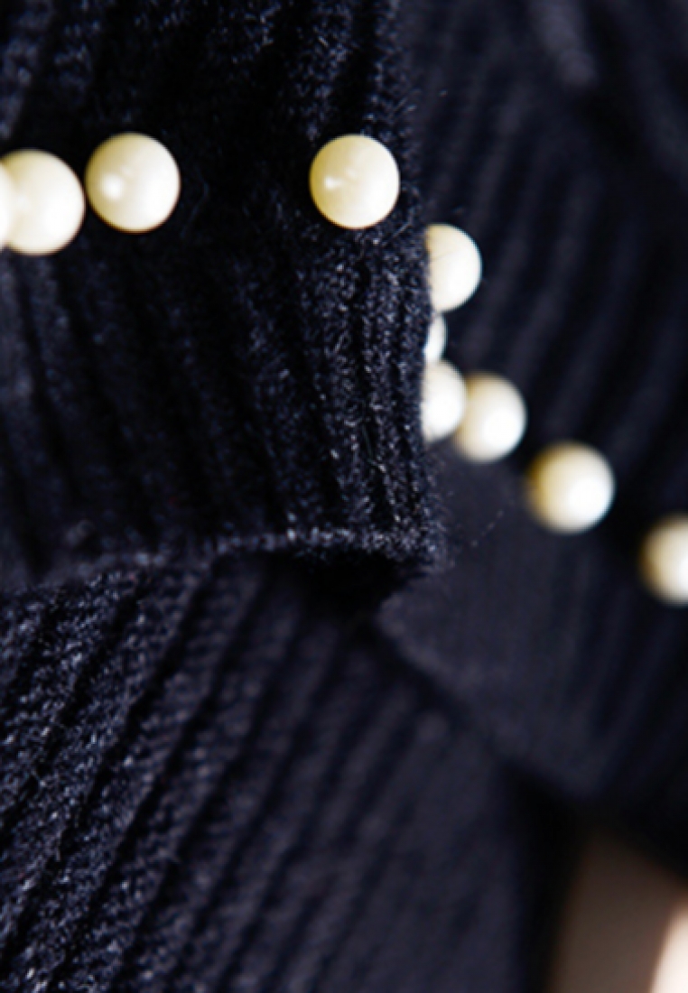 --Pearl Decorated Knitted Top CA093002BK