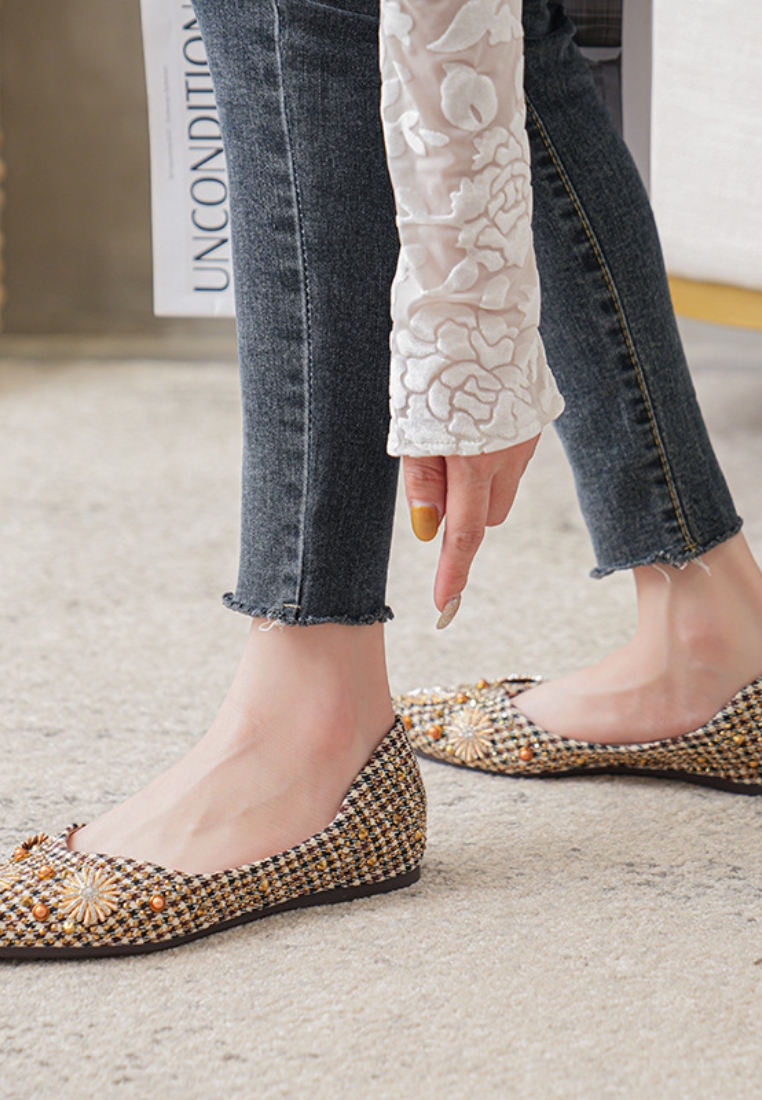 Pointed Rivet Soft Sole Plus Size Women CA25112815BK