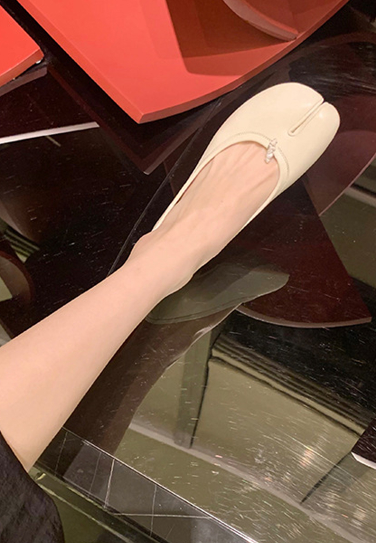 Super soft leather split-toe slip-on loafers CA225042235BW