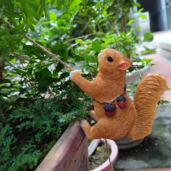🐿Rope Climbing Squirrel Resin Statue Figurine Ornament🐒