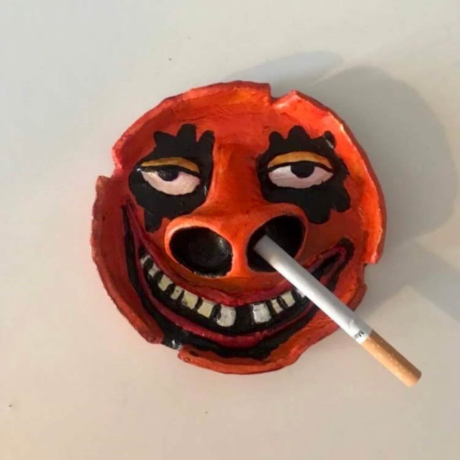 Fun big nostril ashtray