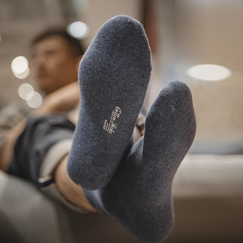 Men's solid colored cotton socks with mid length socks