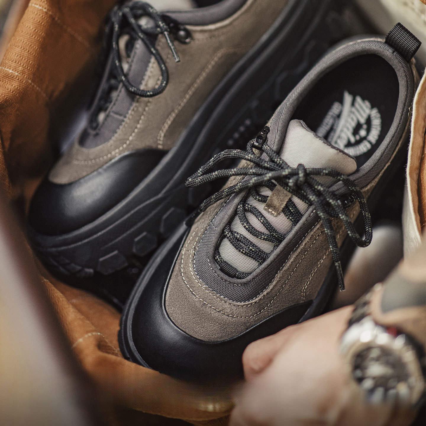 Retro Mountain Style New Men'S Thick Soled Height Increasing Sports And Leisure Shoes