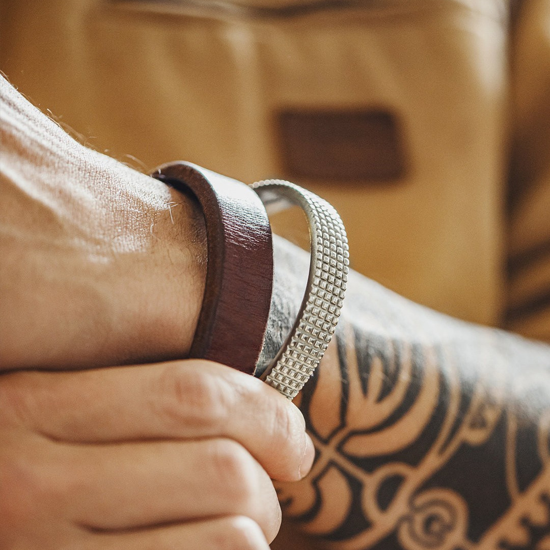 American Retro Gray Pattern Half Loop Bracelet with Simple Opening and White Copper Bracelet Accessories