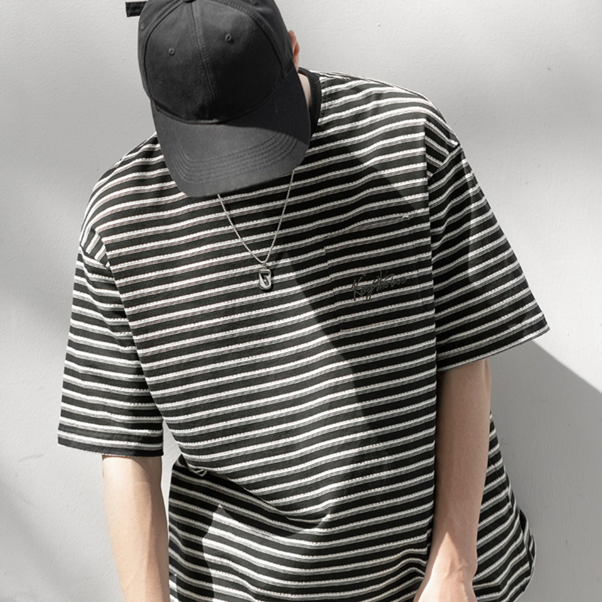 Japanese black and white striped embroidered T-shirt versatile T-shirt