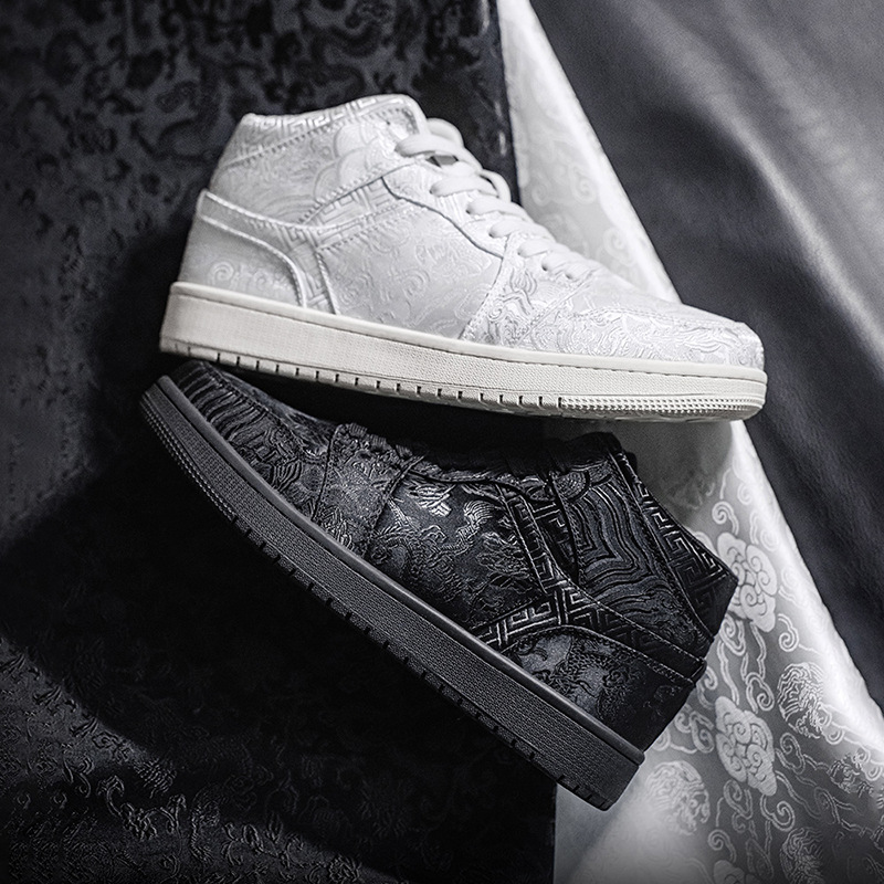 2025 New Summer Mid Top Thick Bottom Sports And Leisure Embroidered White Shoes