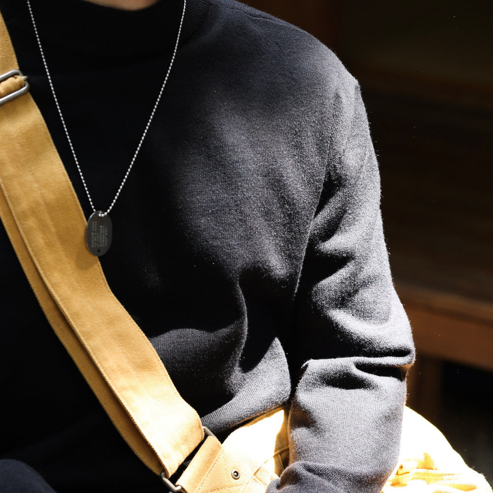 Casual semi high neck sweater for men, warm and paired with Amikhaki long sleeved knitted base sweater