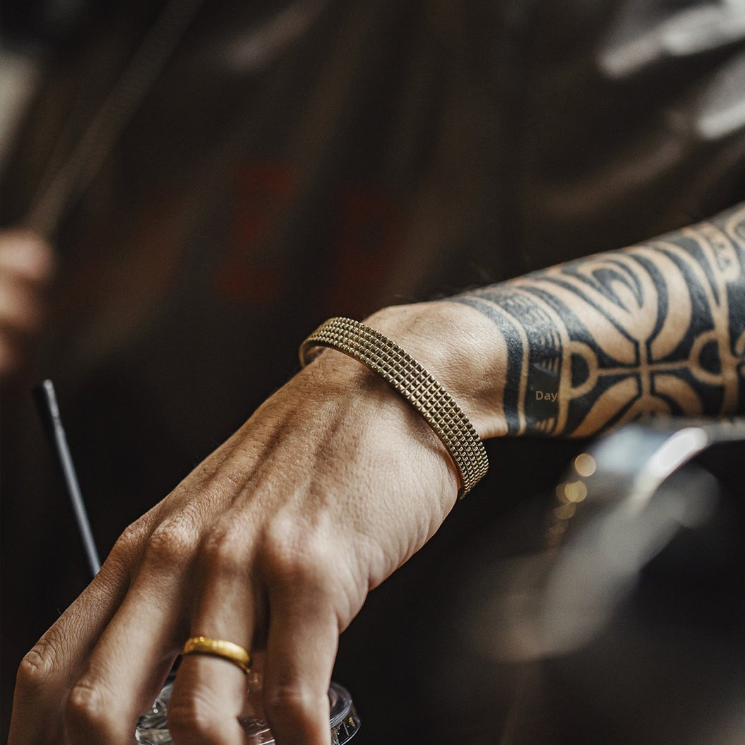 American Retro Gray Pattern Half Loop Bracelet with Simple Opening and White Copper Bracelet Accessories