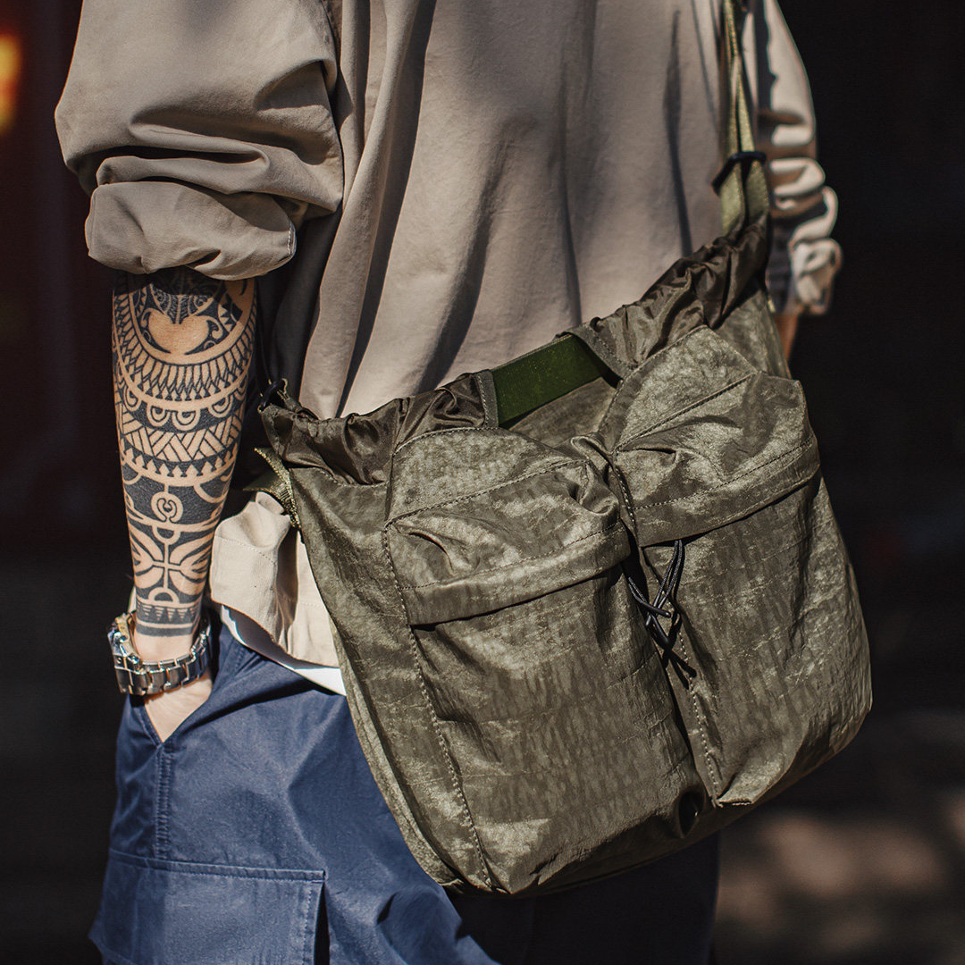 American Retro Pilot Helmet Bag, Large Capacity Camouflage Nylon Crossbody Bag