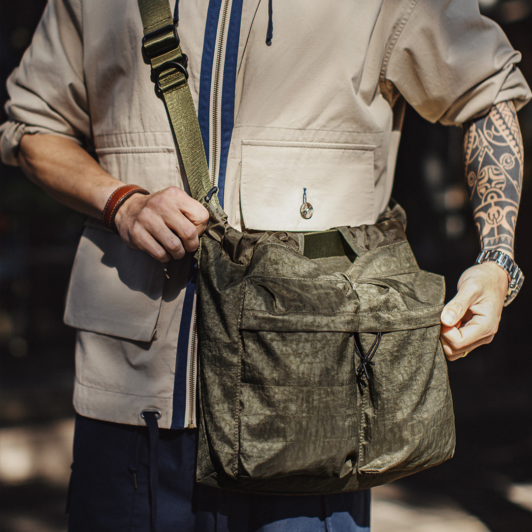 American Retro Pilot Helmet Bag, Large Capacity Camouflage Nylon Crossbody Bag