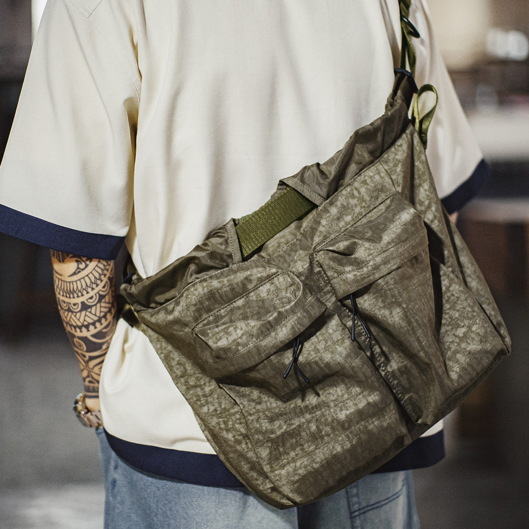 American Retro Pilot Helmet Bag, Large Capacity Camouflage Nylon Crossbody Bag