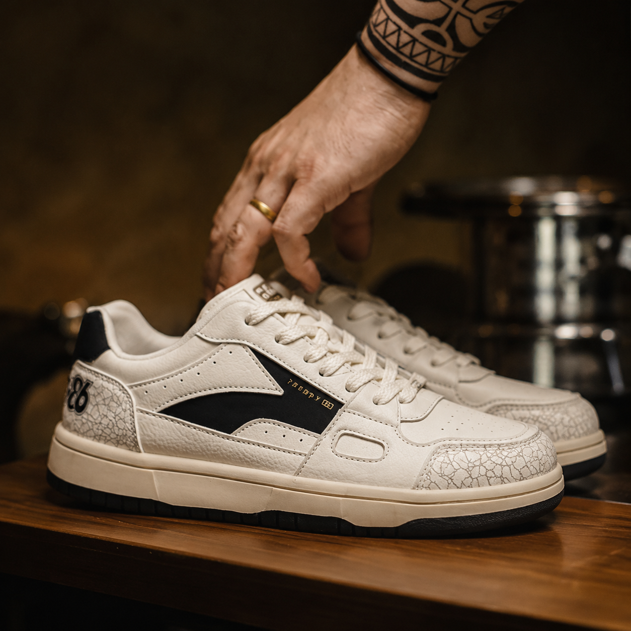 's new cracked board shoes are versatile for men's casual sports retro white shoes