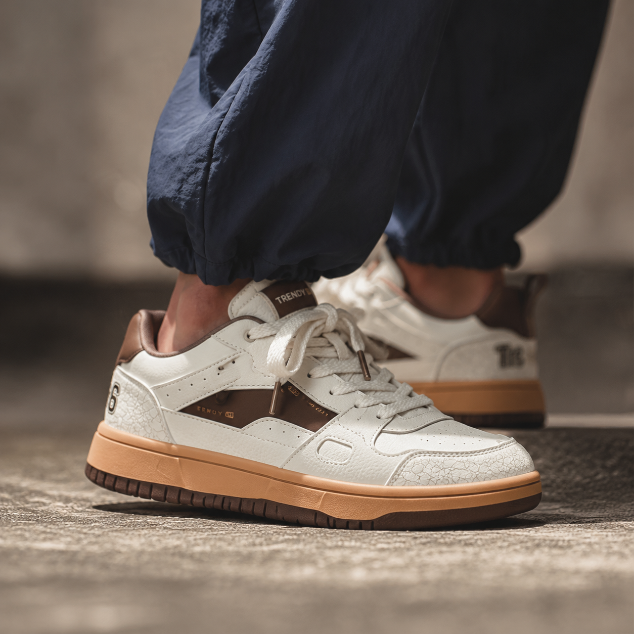 's new cracked board shoes are versatile for men's casual sports retro white shoes