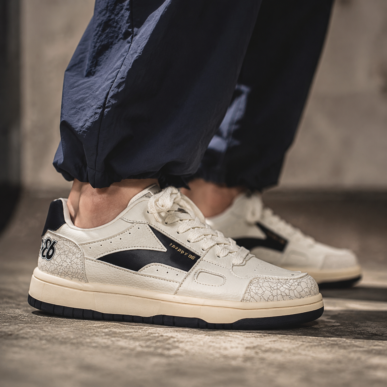 's new cracked board shoes are versatile for men's casual sports retro white shoes