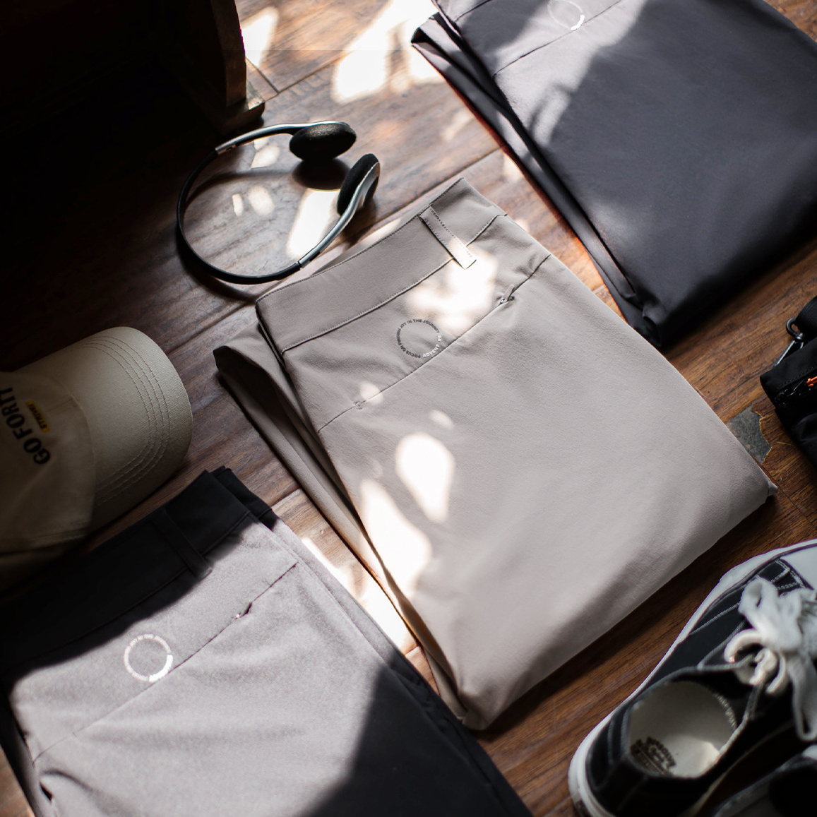 Casual old money style black pleated thin hanging trousers