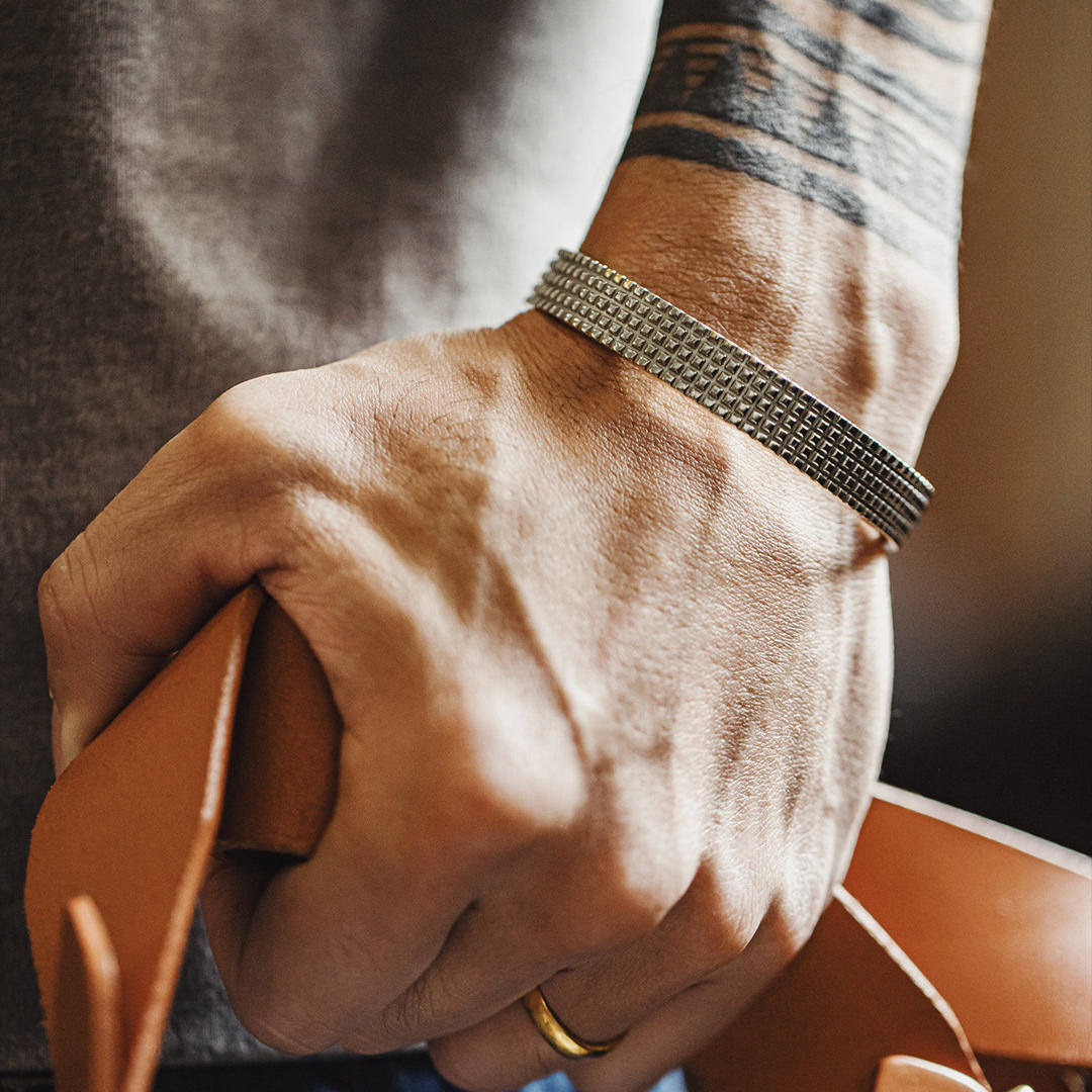 American Retro Gray Pattern Half Loop Bracelet with Simple Opening and White Copper Bracelet Accessories