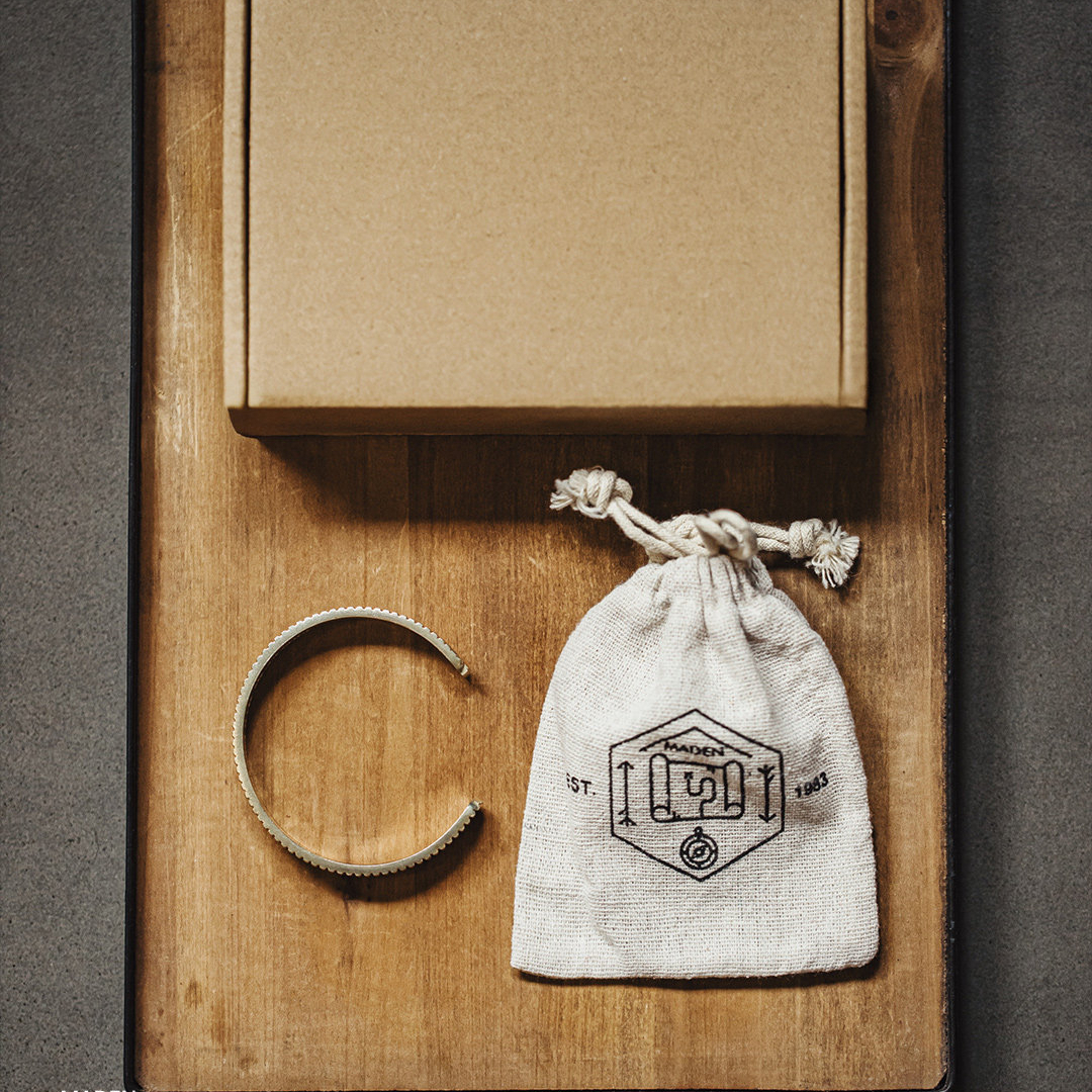 American Retro Gray Pattern Half Loop Bracelet with Simple Opening and White Copper Bracelet Accessories