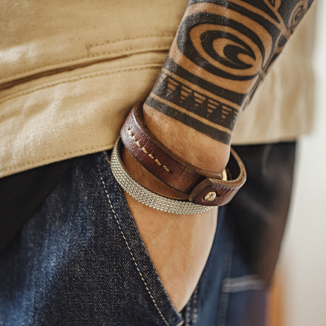 American Retro Gray Pattern Half Loop Bracelet with Simple Opening and White Copper Bracelet Accessories