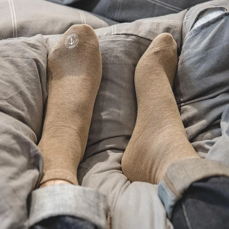 Men's solid colored cotton socks with mid length socks