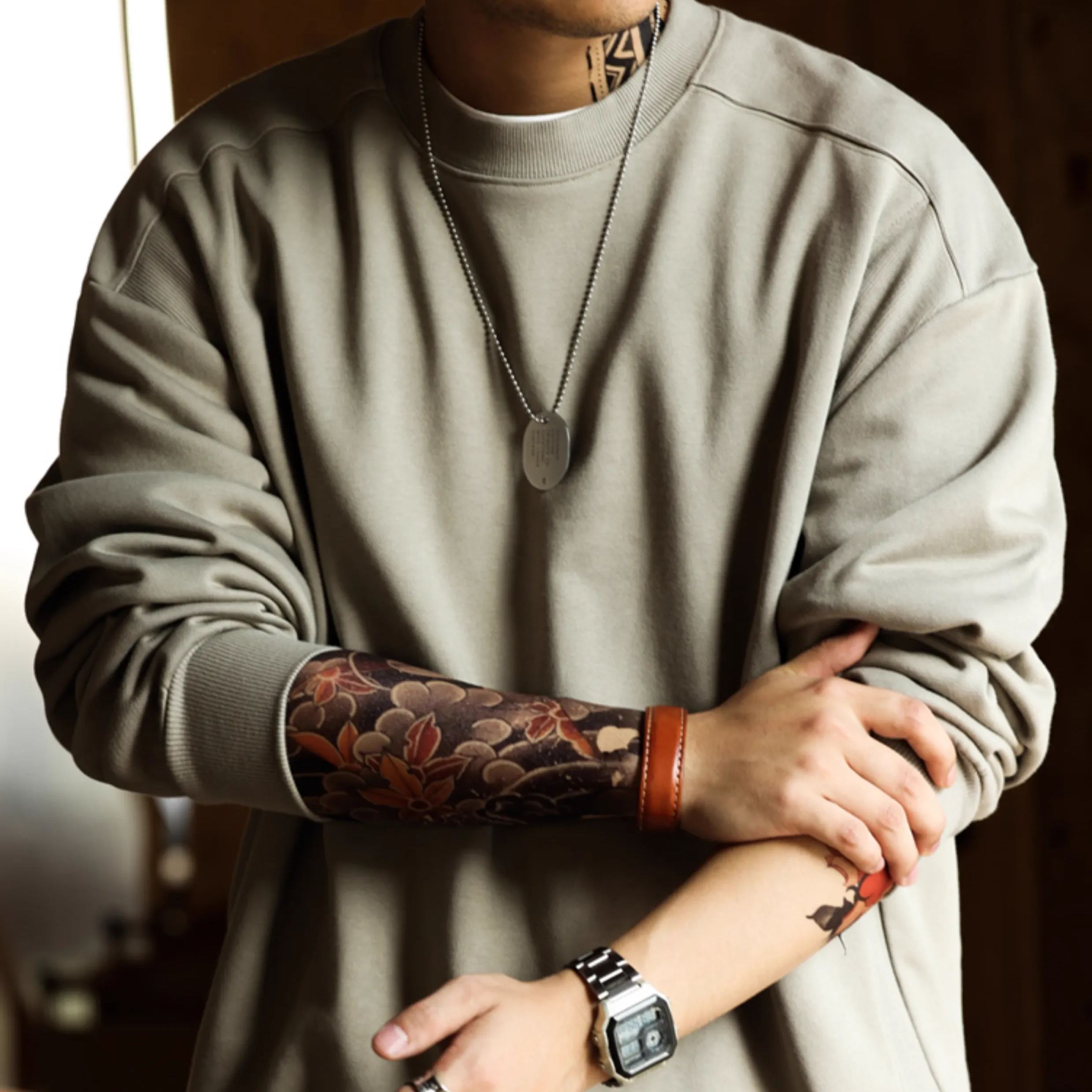 Washed Alman hoodie for men, 390g, worn as an outerwear with round neck ribbed patchwork base coat