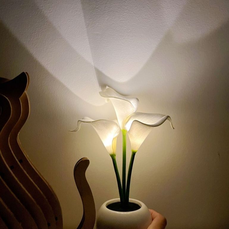 Artificial Calla Lily LED Table Lamp – Decorative Flower Night Light, Warm White Ambient Desk Lamp for Bedroom Home Deco