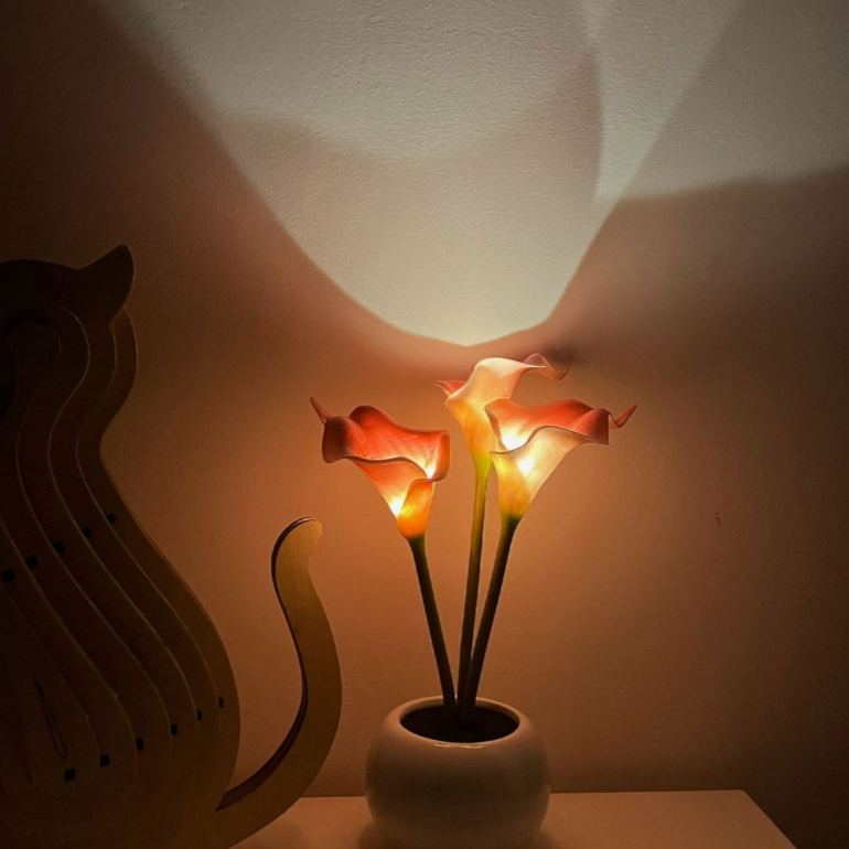 Artificial Calla Lily LED Table Lamp – Decorative Flower Night Light, Warm White Ambient Desk Lamp for Bedroom Home Deco