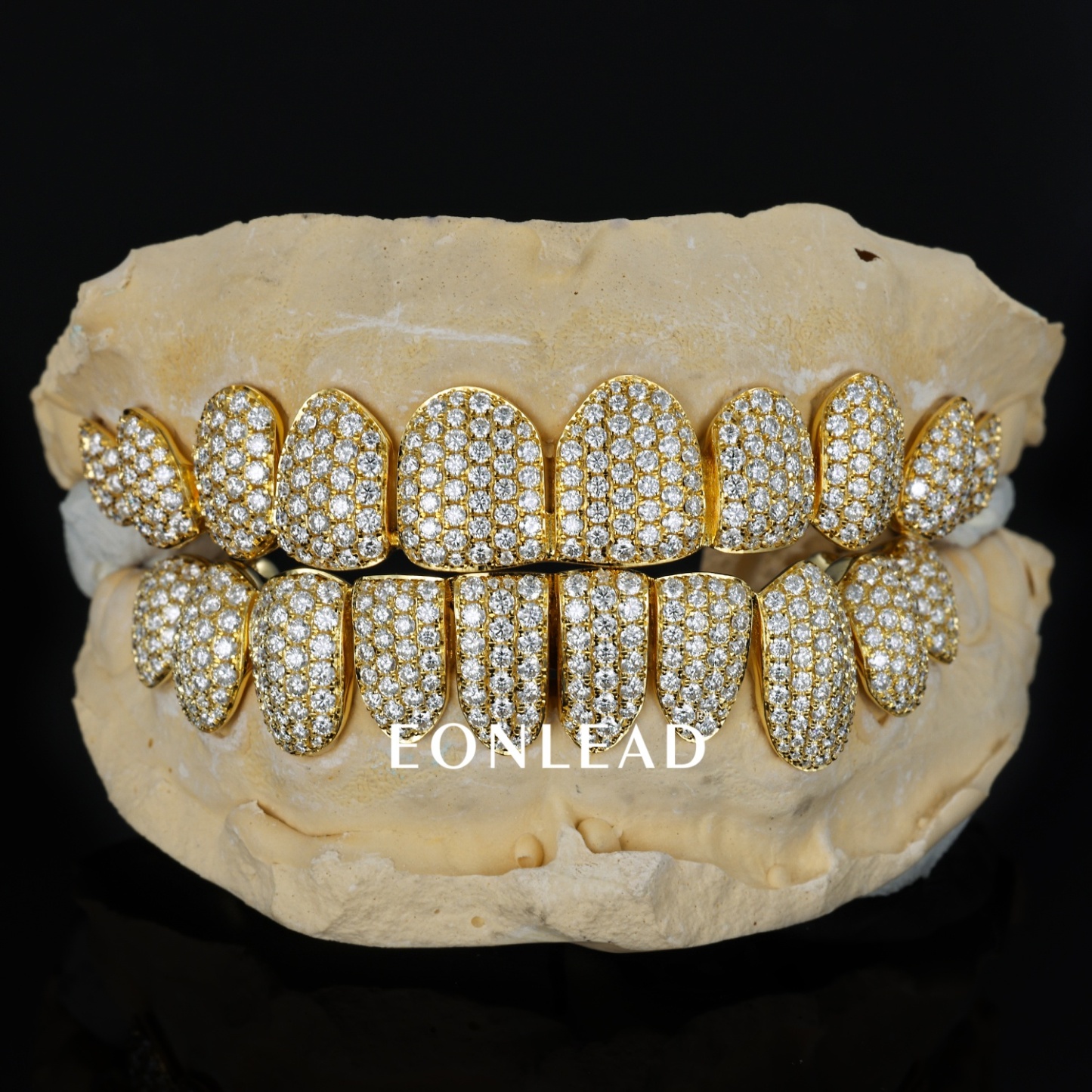 Custom Full Set Top & Bottom Gold Grillz Fully Iced Out Micro Pave D VVS Moissanite Teeth Grills Hip Hop Rapper Custom Dental Jewelry for Men Women