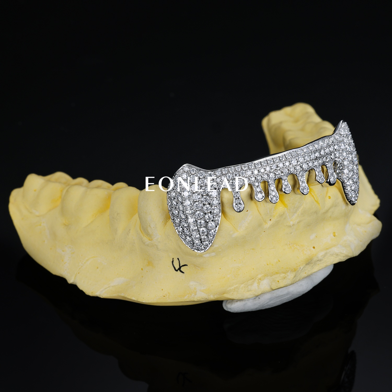 Custom Silver Iced Out Drip Fangs Top Grillz Full Micro Pave Moissanite Lab Diamond Vampire Fangs Teeth Grillz Hip Hop Rapper Custom Grillz