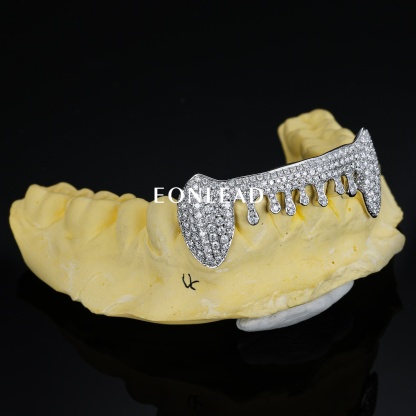 Custom Silver Iced Out Drip Fangs Top Grillz Full Micro Pave Moissanite Lab Diamond Vampire Fangs Teeth Grillz Hip Hop Rapper Custom Grillz