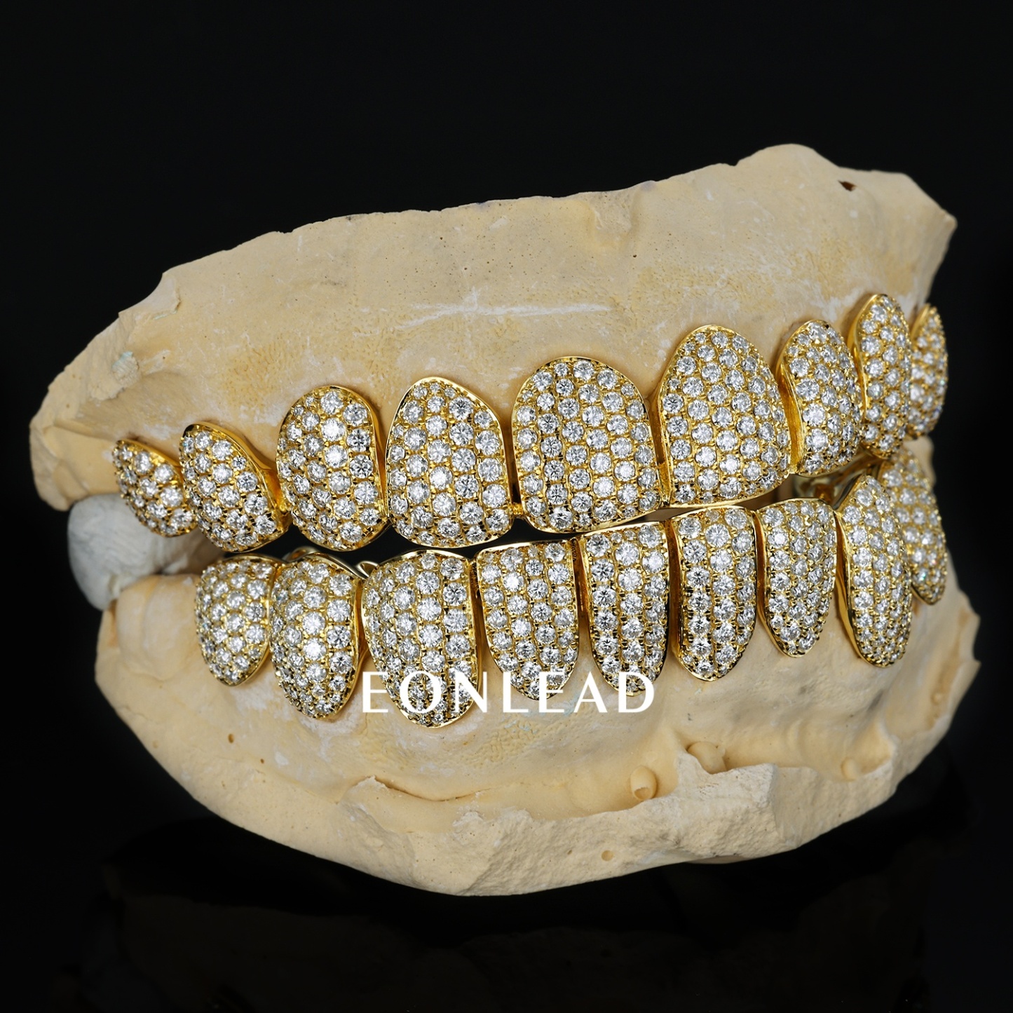 Custom Full Set Top & Bottom Gold Grillz Fully Iced Out Micro Pave D VVS Moissanite Teeth Grills Hip Hop Rapper Custom Dental Jewelry for Men Women