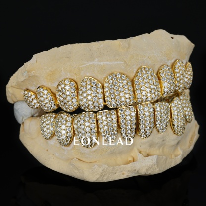 Custom Full Set Top & Bottom Gold Grillz Fully Iced Out Micro Pave D VVS Moissanite Teeth Grills Hip Hop Rapper Custom Dental Jewelry for Men Women