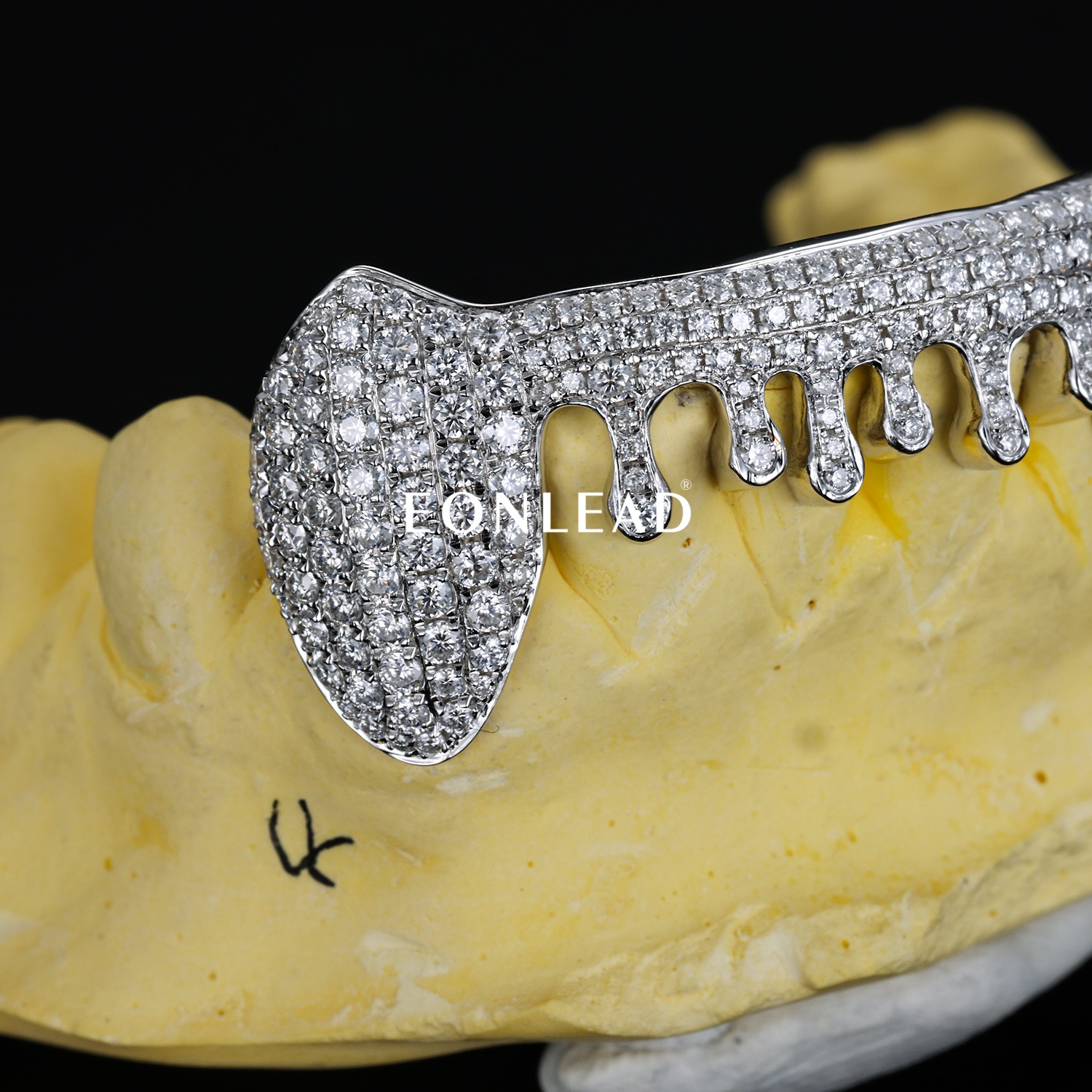 Custom Silver Iced Out Drip Fangs Top Grillz Full Micro Pave Moissanite Lab Diamond Vampire Fangs Teeth Grillz Hip Hop Rapper Custom Grillz
