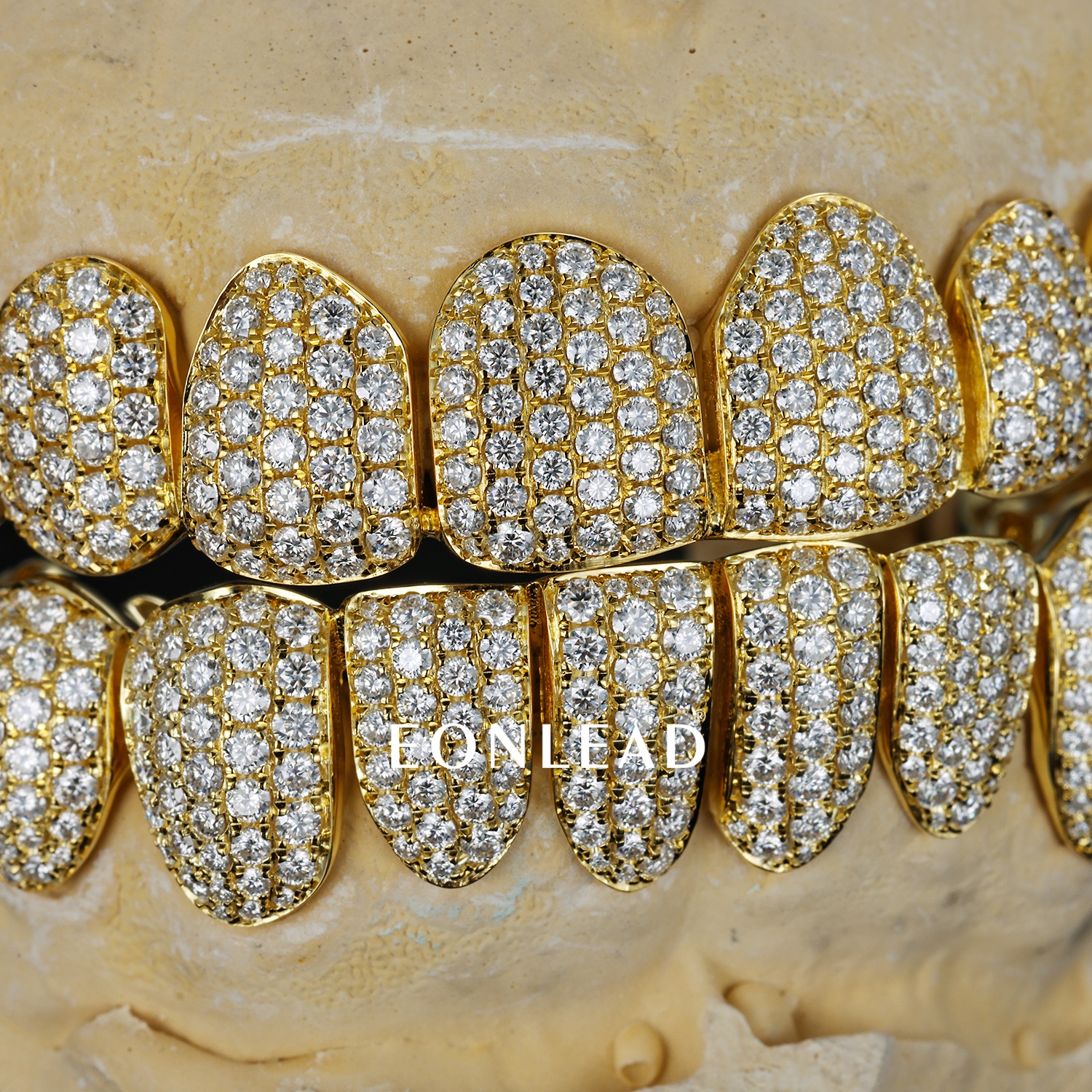 Custom Full Set Top & Bottom Gold Grillz Fully Iced Out Micro Pave D VVS Moissanite Teeth Grills Hip Hop Rapper Custom Dental Jewelry for Men Women