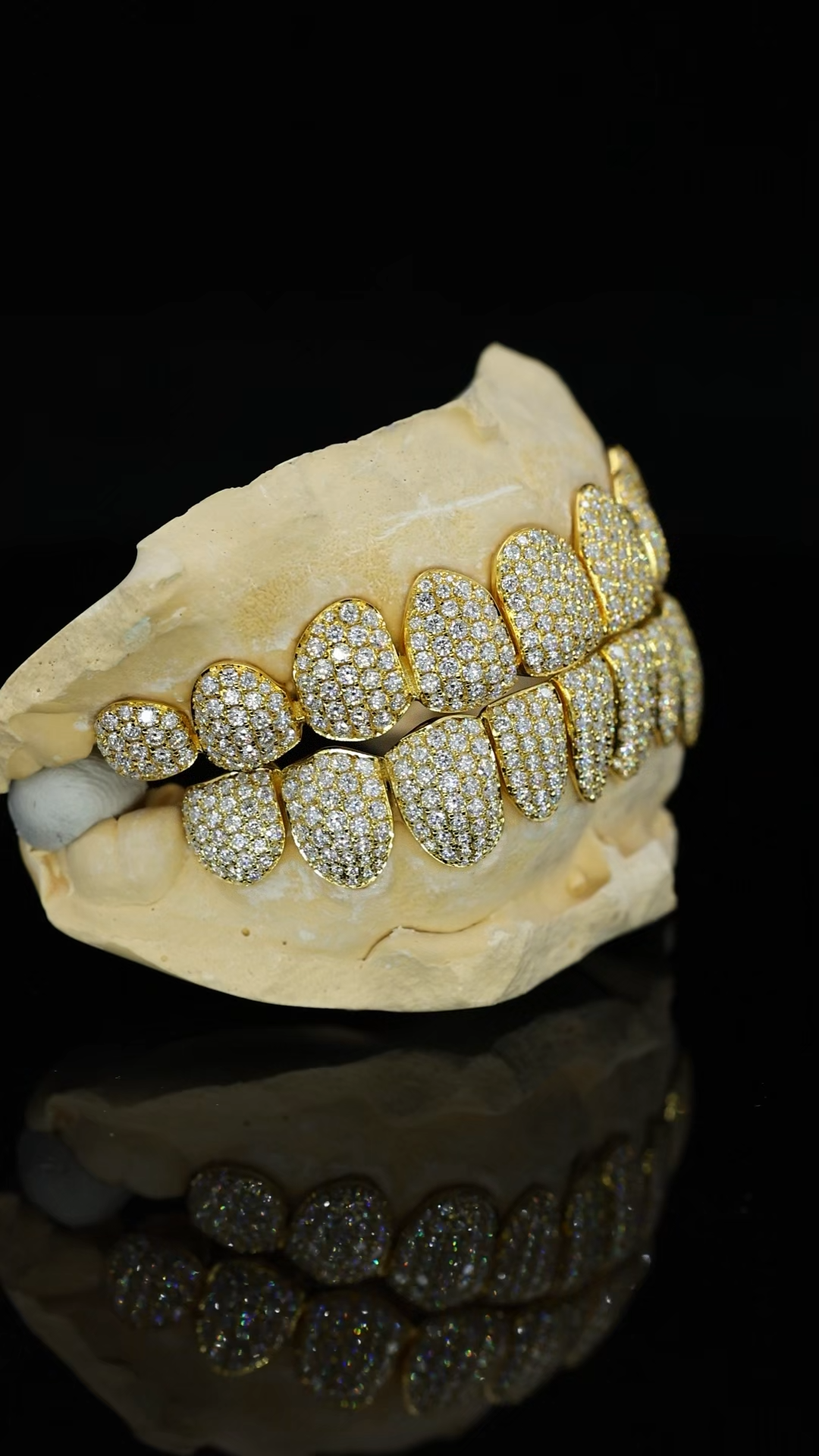 Custom Full Set Top & Bottom Gold Grillz Fully Iced Out Micro Pave D VVS Moissanite Teeth Grills Hip Hop Rapper Custom Dental Jewelry for Men Women