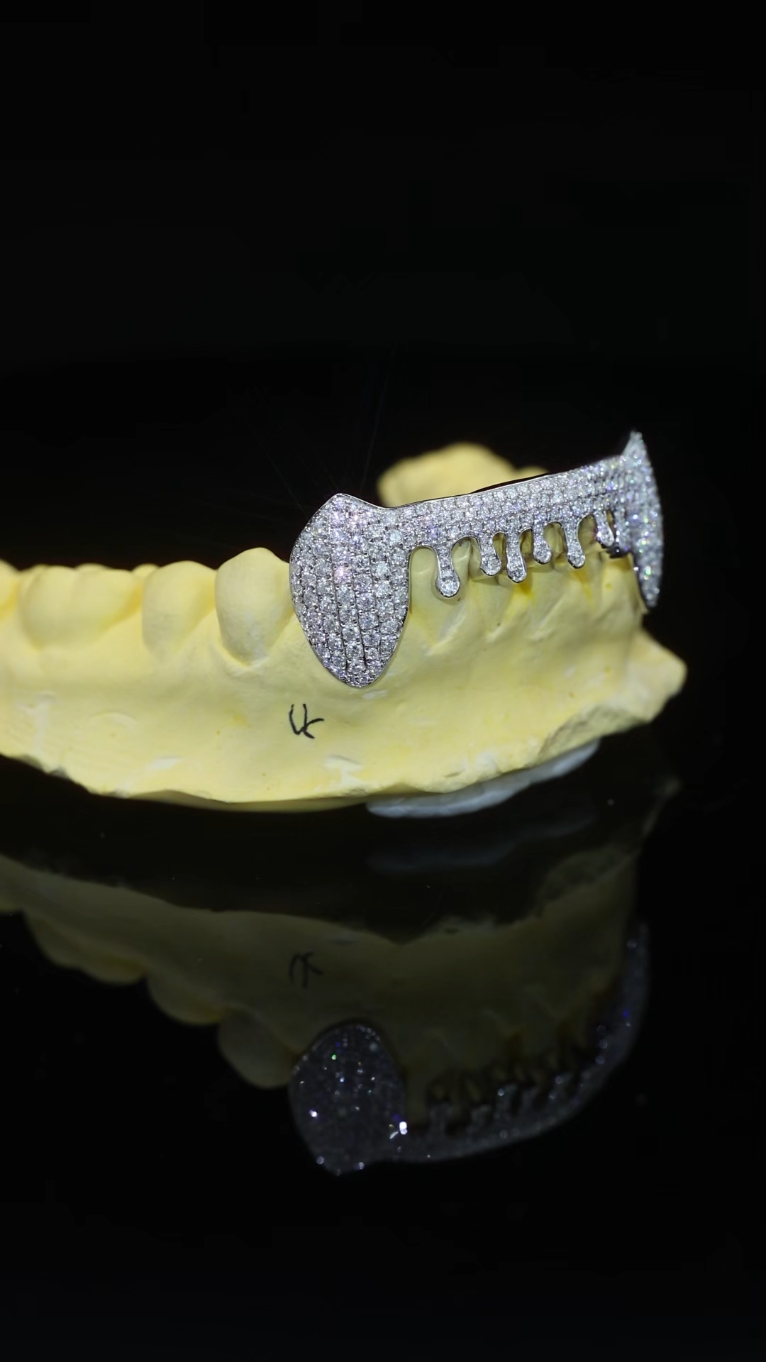 Custom Silver Iced Out Drip Fangs Top Grillz Full Micro Pave Moissanite Lab Diamond Vampire Fangs Teeth Grillz Hip Hop Rapper Custom Grillz