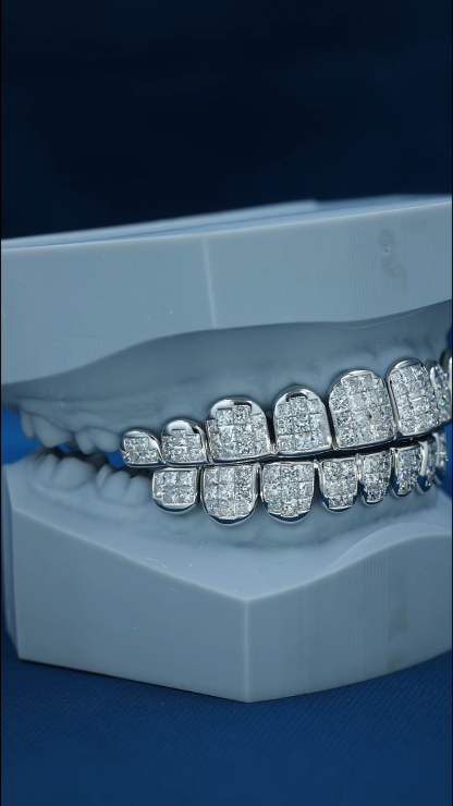 Custom S925 Silver White Gold Plated Top & Bottom 8 VVS Princess cut Moissanite Diamond Invisible Setting Teeth Grillz